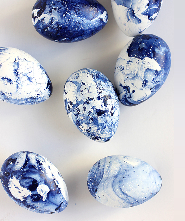 diy indigo marbled easter eggs
