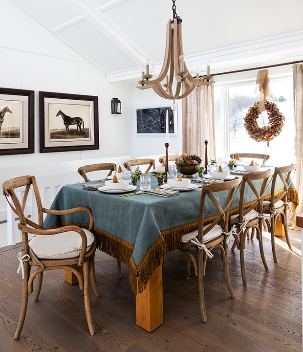 Luxe dining room with teal table cloth.