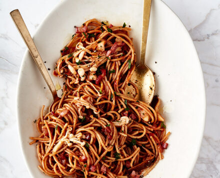 Whole Wheat Spaghetti with Mushrooms and Chili Paste