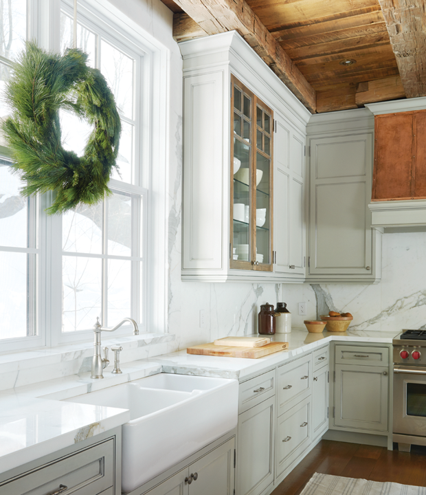 Snow-white kitchen with a lush neutral wreath.