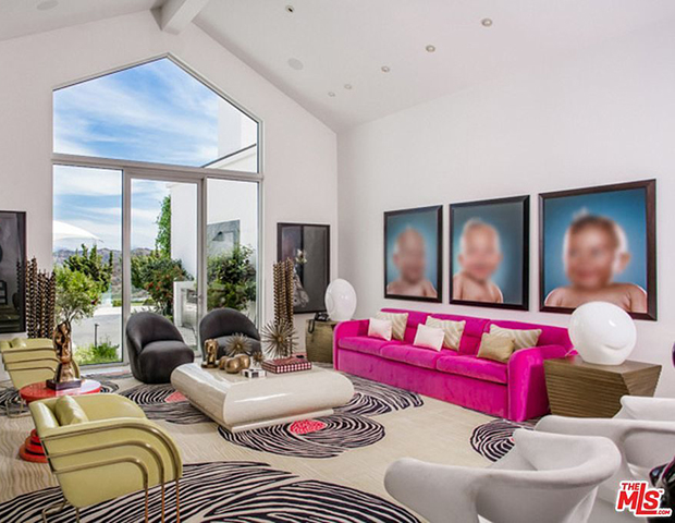 5 Gwen Stefani Mansion Living Room With Pink Sofa And Blurred Portraits House Home