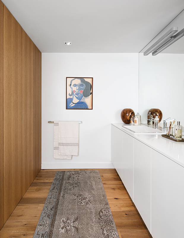 https://houseandhome.com/wp-content/uploads/2017/04/25-white-wood-rooms-JillKantelberg-Jun2015-painting-in-bathroom.jpg