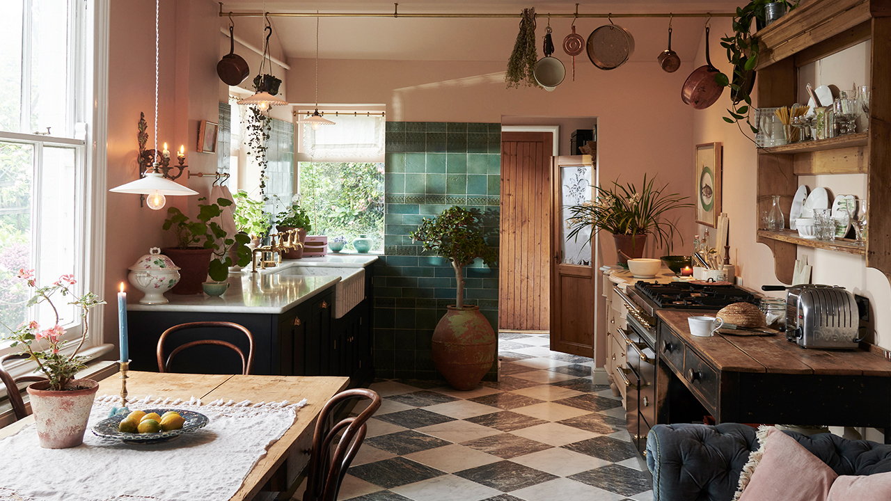 House Home These English Country Kitchens Will Completely Charm You   HelenRobson Feature2 