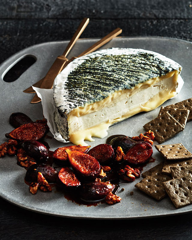 Bouq Émissaire Cheese with Sautéed Figs and Walnuts