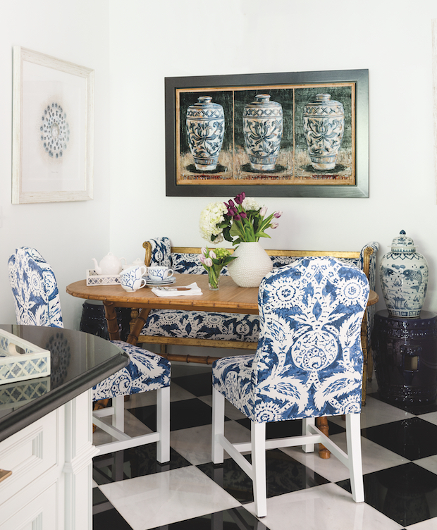 Blue and white motifs in a cozy breakfast nook