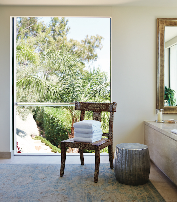 Principal bathroom with light blue rug