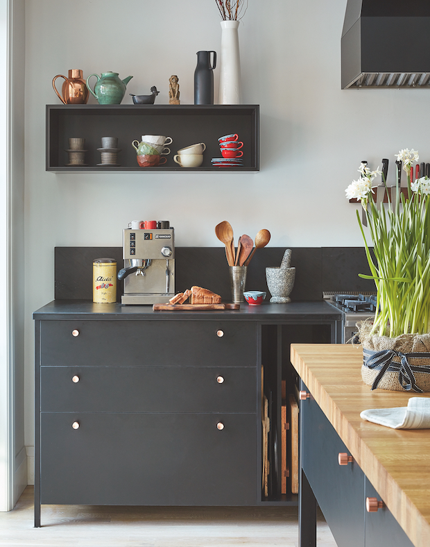Wood and black details create balance in the kitchen