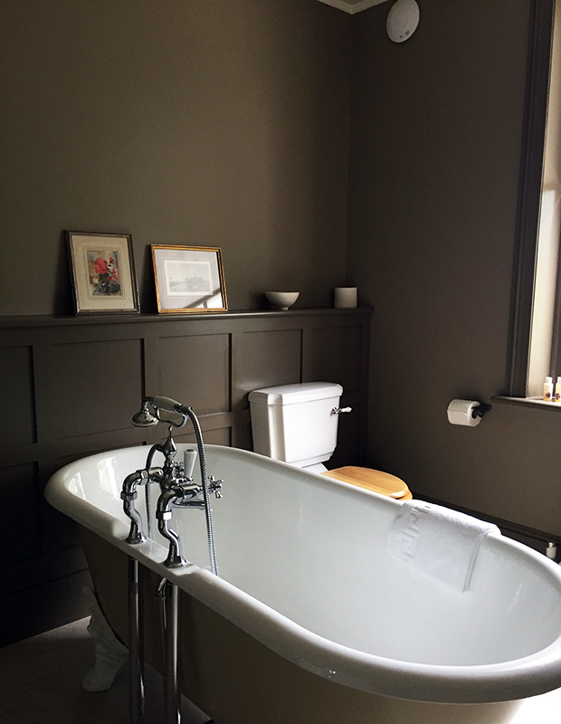 Principal ensuite at Abbots Court country home