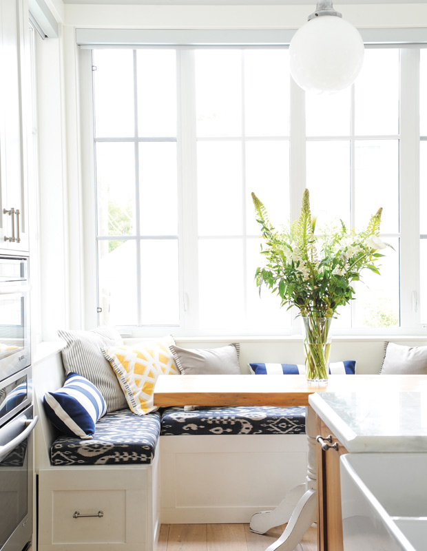 Breakfast nooks with a summery cottage-style corner