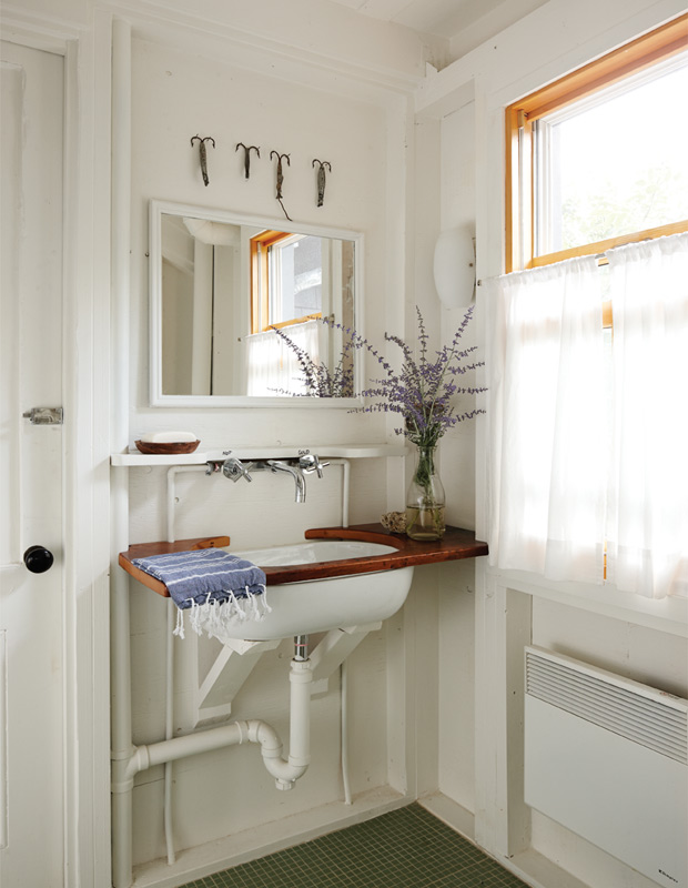 Minimalist spaces rustic cottage-style bathroom