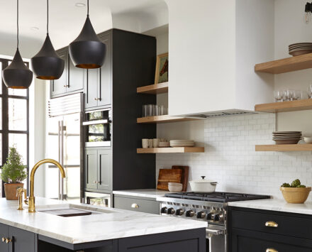 graphic black & brass kitchen