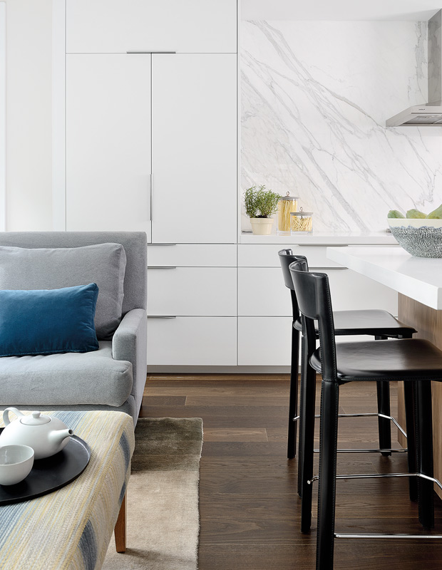 Indoor-outdoor kitchen Calacatta marble backsplash