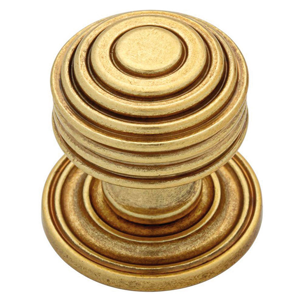 Gold knob decorated with concentric circles