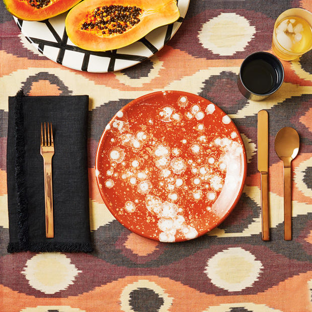 Summer table setting splattered-patterned plate