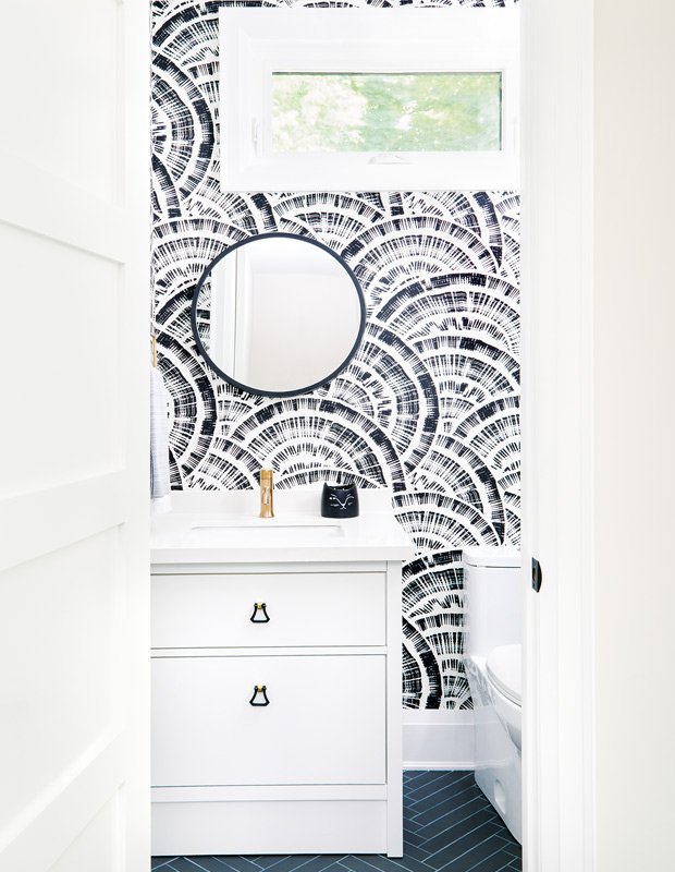 Powder room with monochrome palette and a fan-effect wallpaper