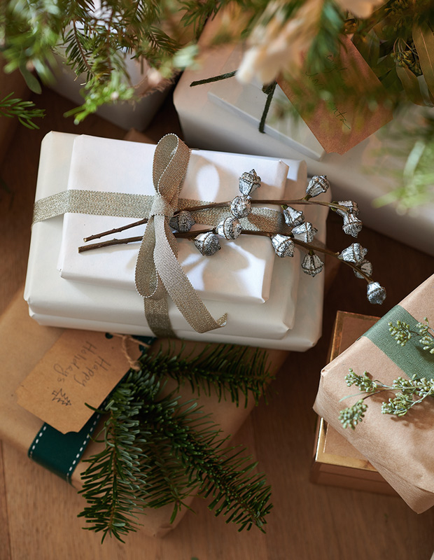 gift wrapping ideas natural greenery and kraft paper