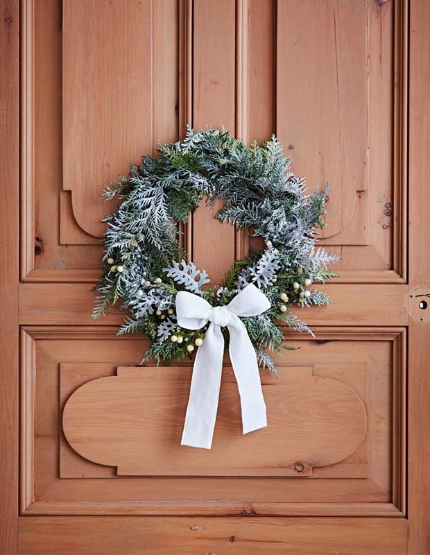 winter-white holiday decorating ideas wreath