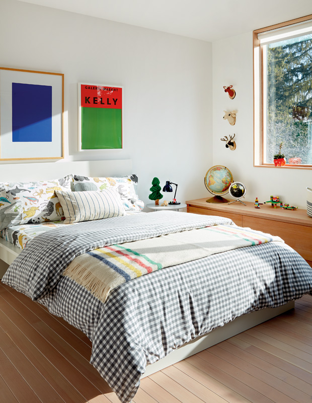 mid-century modern holiday home kid's bedroom