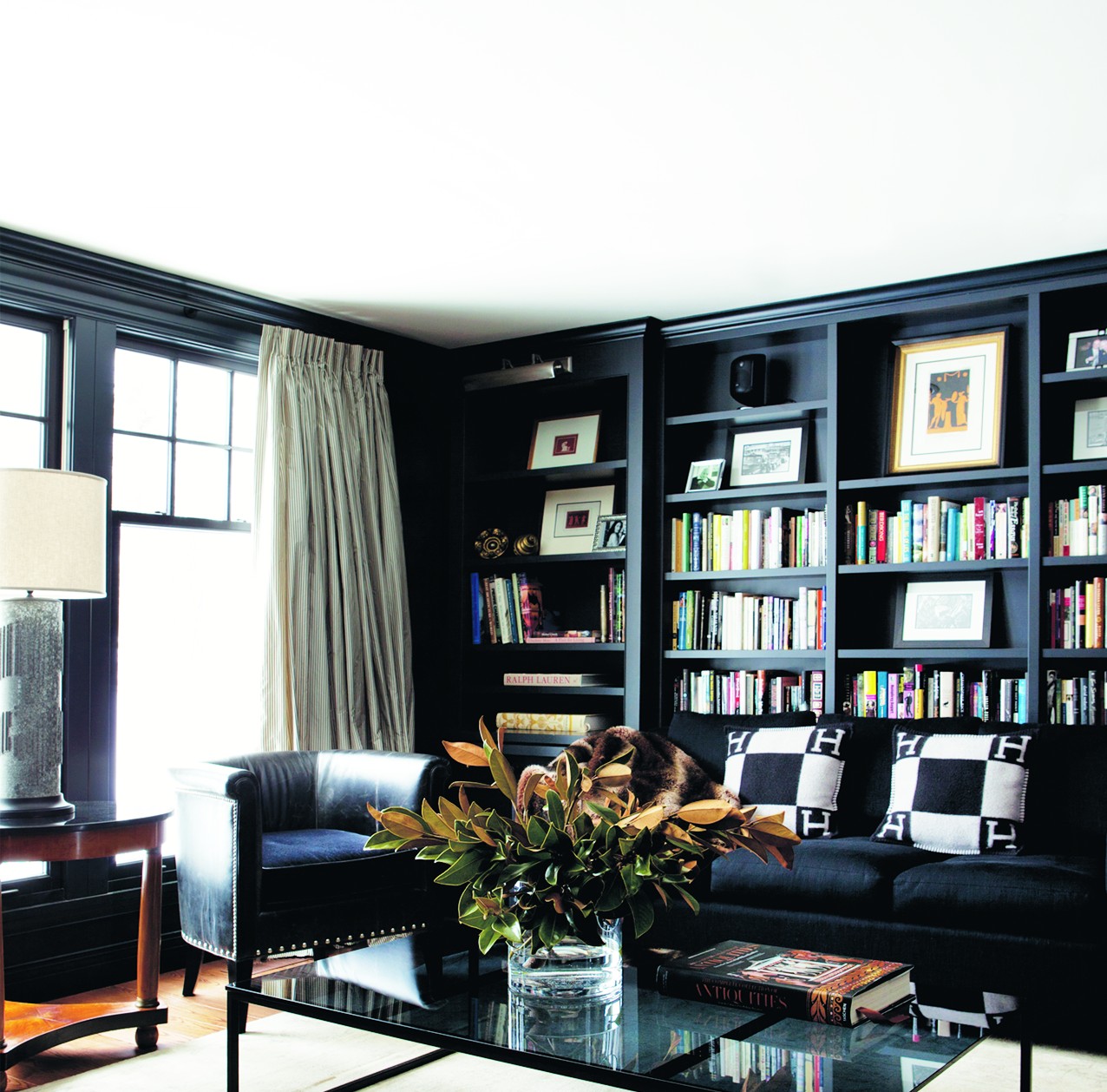 Черный книжный шкаф в интерьере гостиной