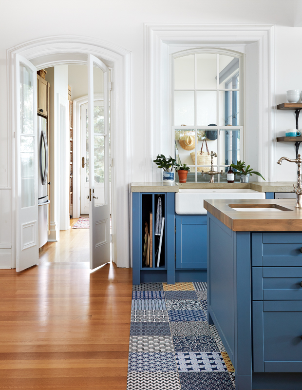 Bright Kitchen Design in Rich Blue Color