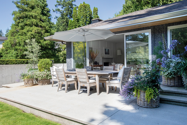 Garden patio with romantic gallery