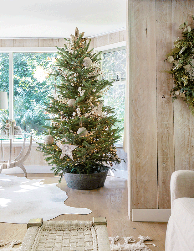 The Gucci Guide to Holiday Decorating -  Holiday decor, Elegant christmas  trees, Minimalist christmas decor