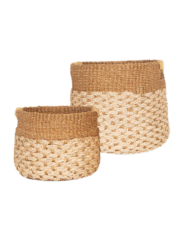 Photograph of a sustainable gift: Two baskets made of woven brown fibre against a white background.